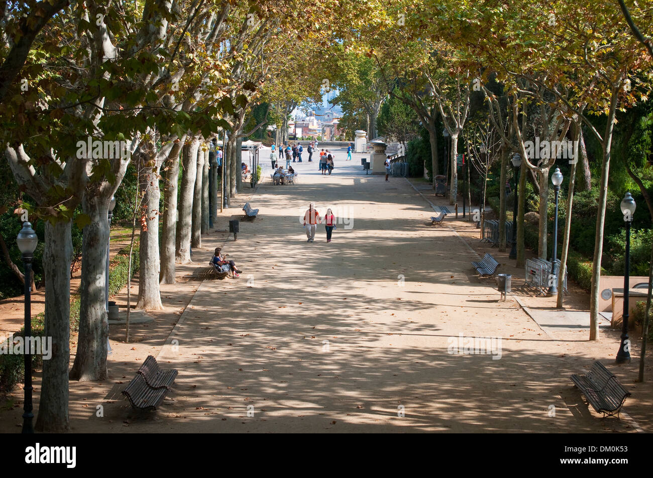 La gente pasea en el Parque de Montjuic, Barcelona, Cataluña, España Foto de stock