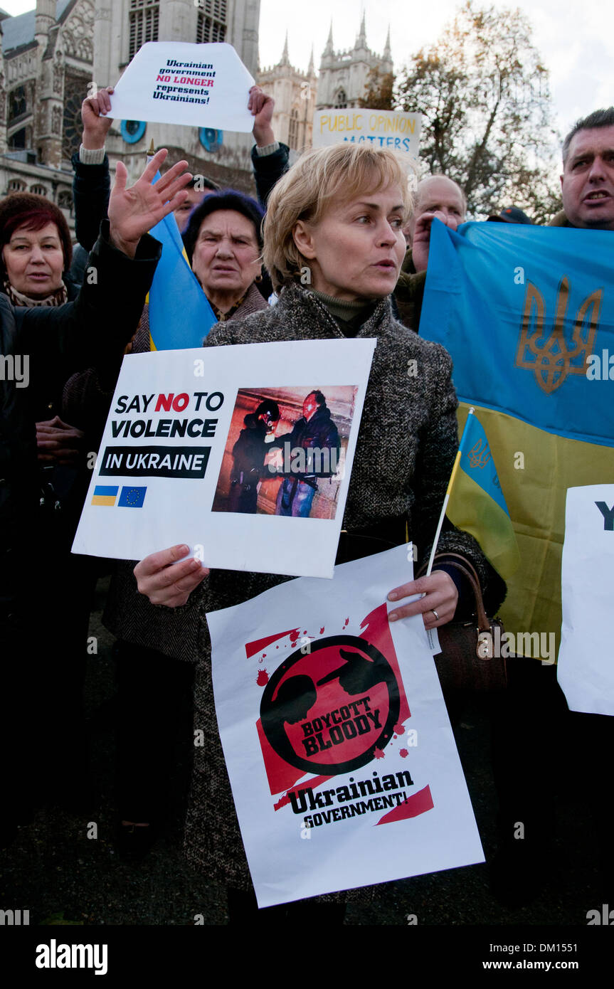 Las protestas en Londres en apoyo de las manifestaciones violentas en Ucrania para exigir la dimisión del gobierno del Presidente V Foto de stock
