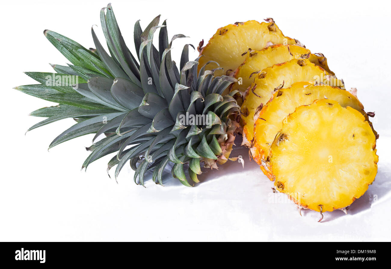Lonchas ​​pineapple sobre un fondo blanco. Foto de stock