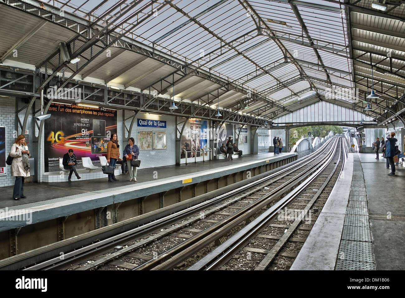 La plataforma de la estación de metro Quai de la gare' - Paris, Francia Foto de stock