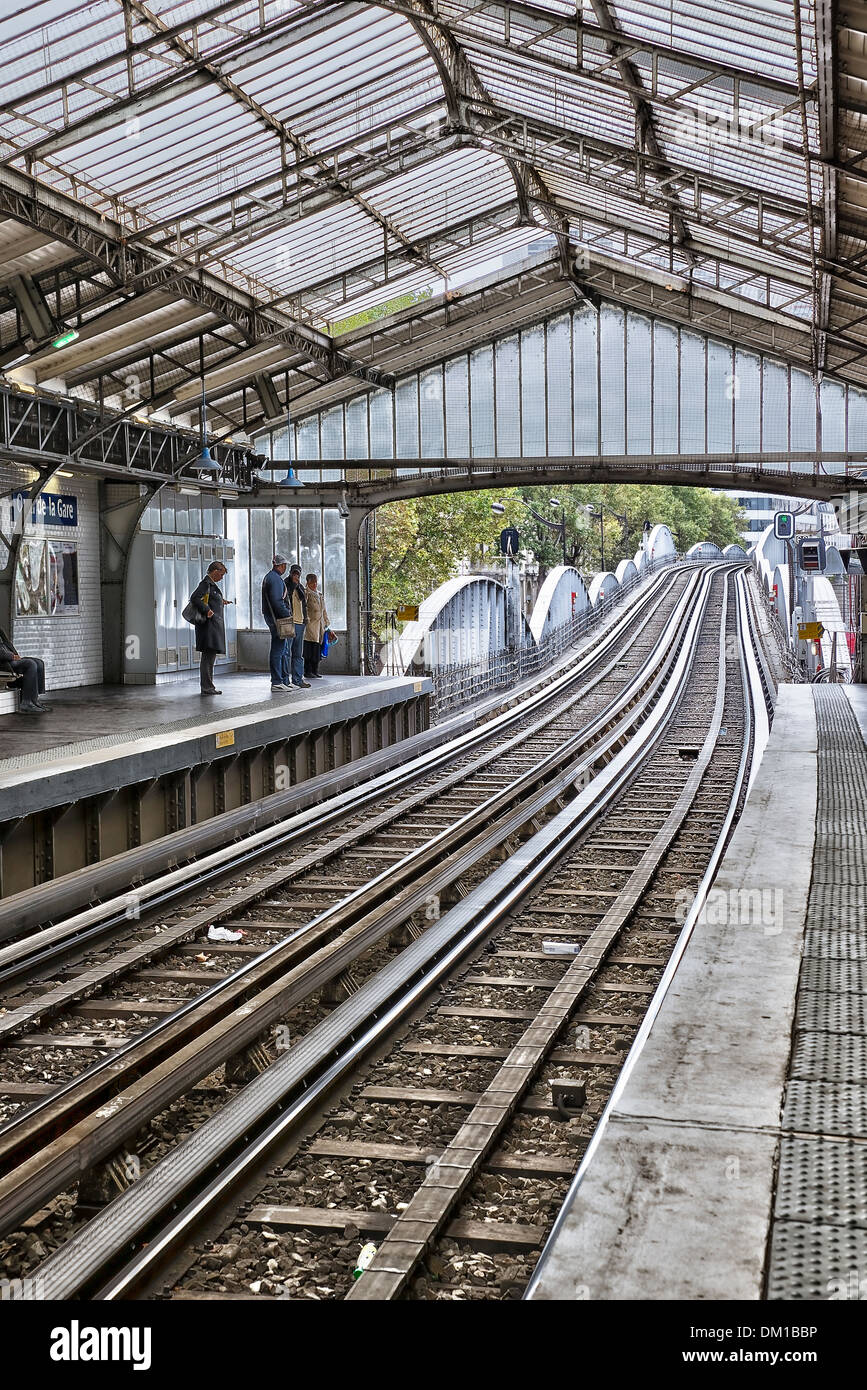 La plataforma de la estación de metro Quai de la gare' - Paris, Francia Foto de stock