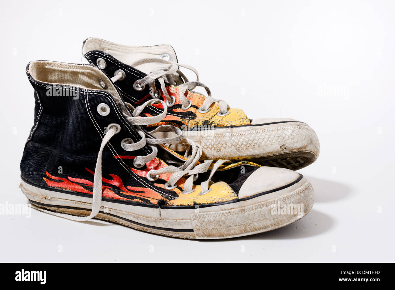 Desgastada y sucia Converse shoes aislado sobre fondo blanco Fotografía de stock -