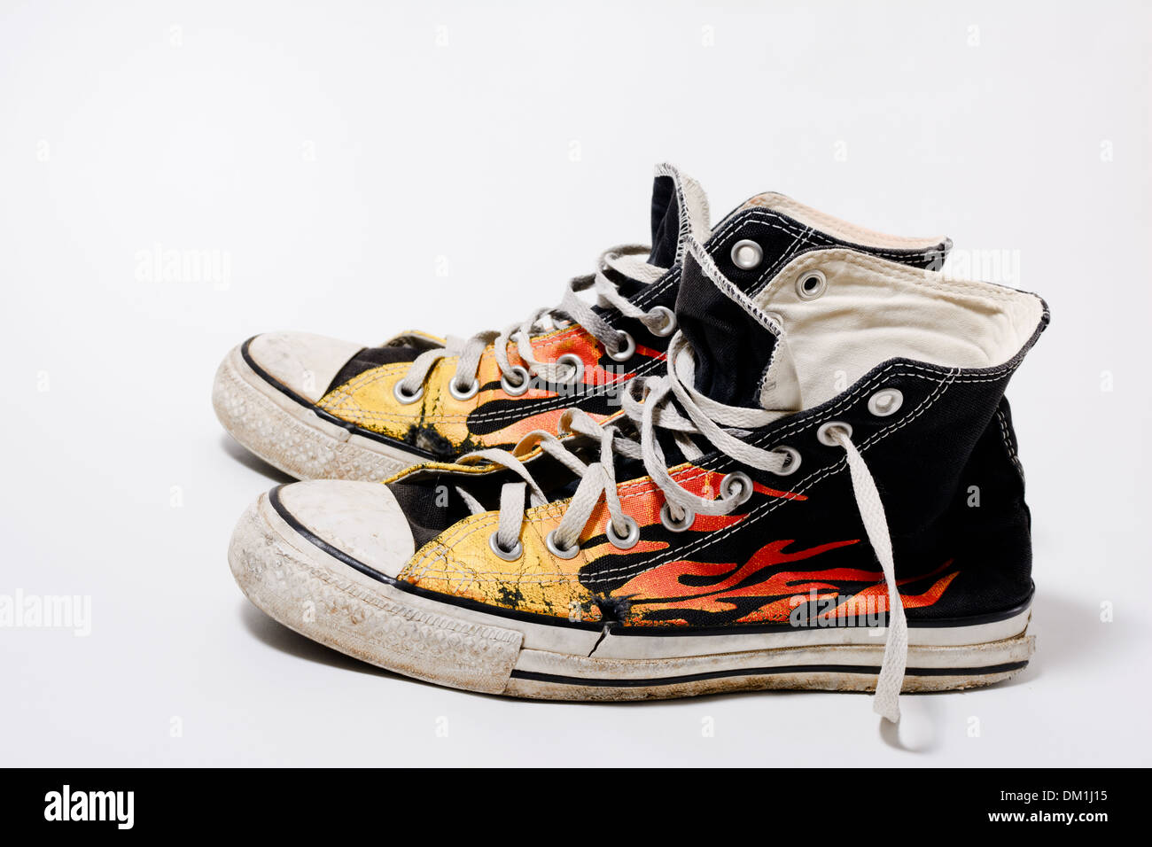 Desgastada y sucia Converse All Star shoes aislado sobre fondo blanco  Fotografía de stock - Alamy