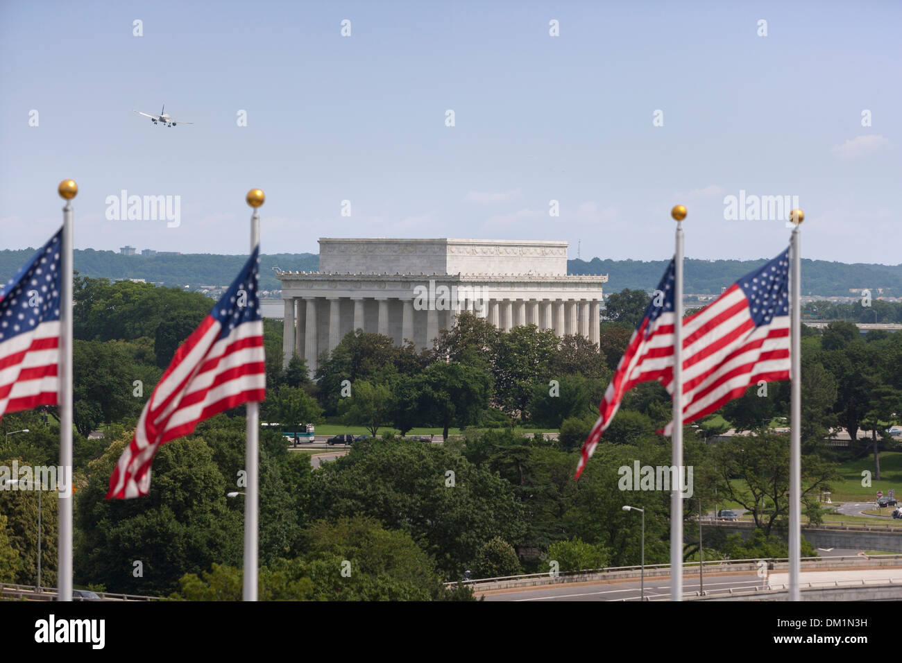 El Lincoln Memorial y banderas estadounidenses como se ve desde el Kennedy Center for the Performing Arts. Foto de stock