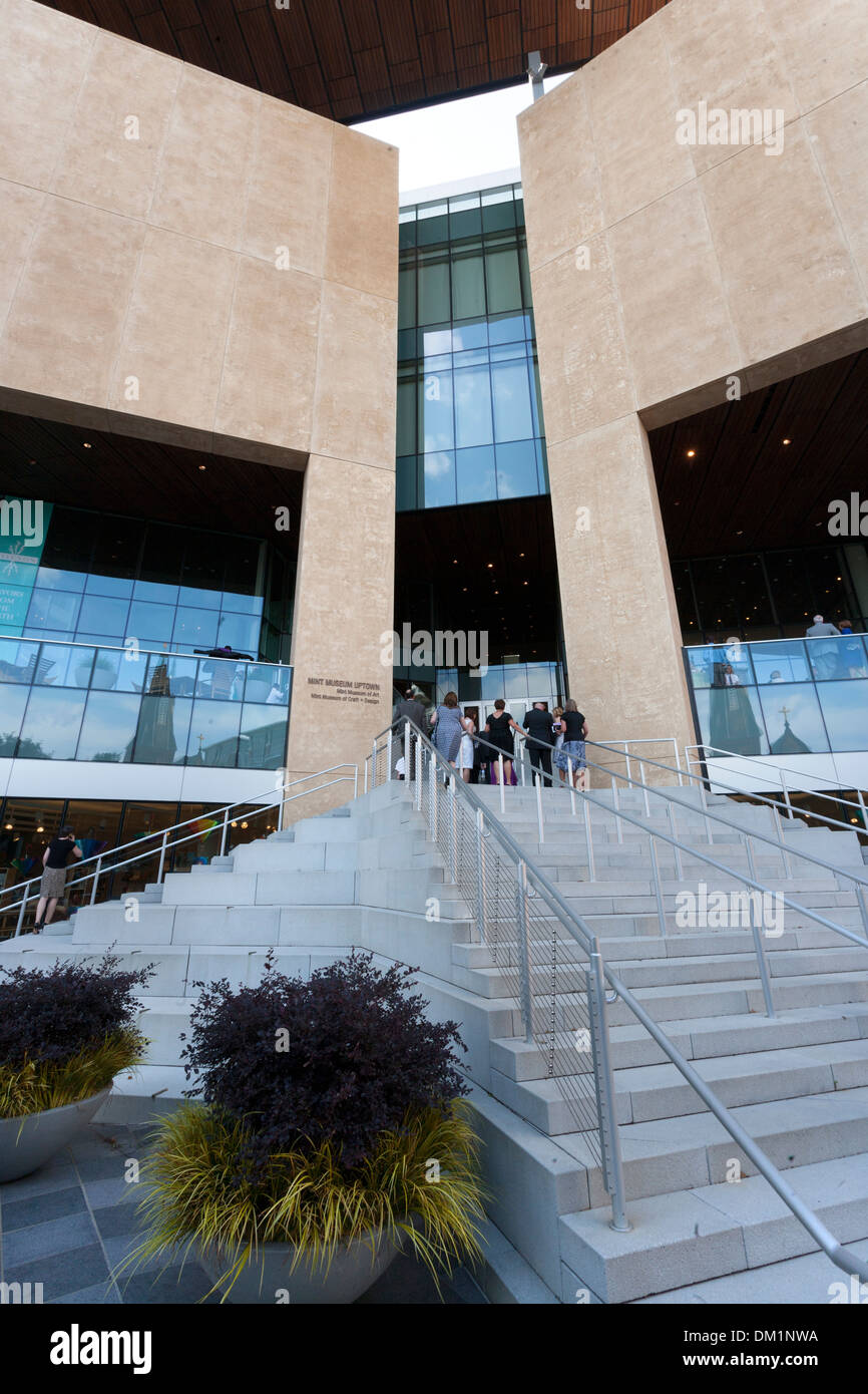 El exterior y la entrada de la casa de la moneda Museo de Artesanía de Arte y diseño en el centro de Charlotte, Carolina del Sur, EE.UU. Foto de stock