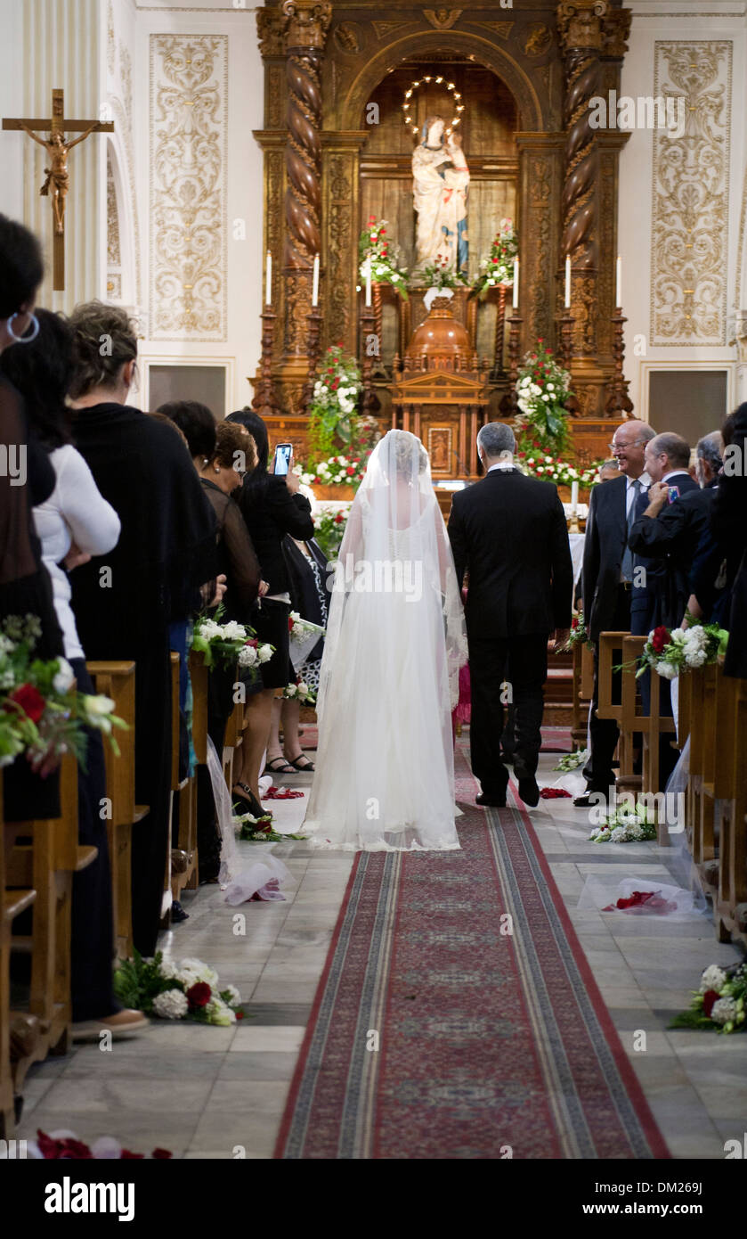 Matrimonio de la iglesia fotografías e imágenes de alta resolución - Alamy Matrimonio de la iglesia fotografías e imágenes de alta resolución - Alamy