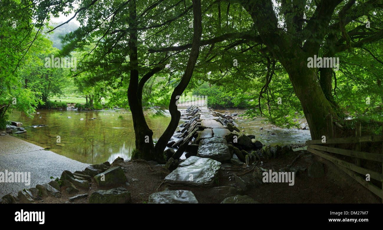 Tarr pasos badajo, medieval, un puente que cruza el río Barle en Exmoor National Park, Somerset, Inglaterra Foto de stock