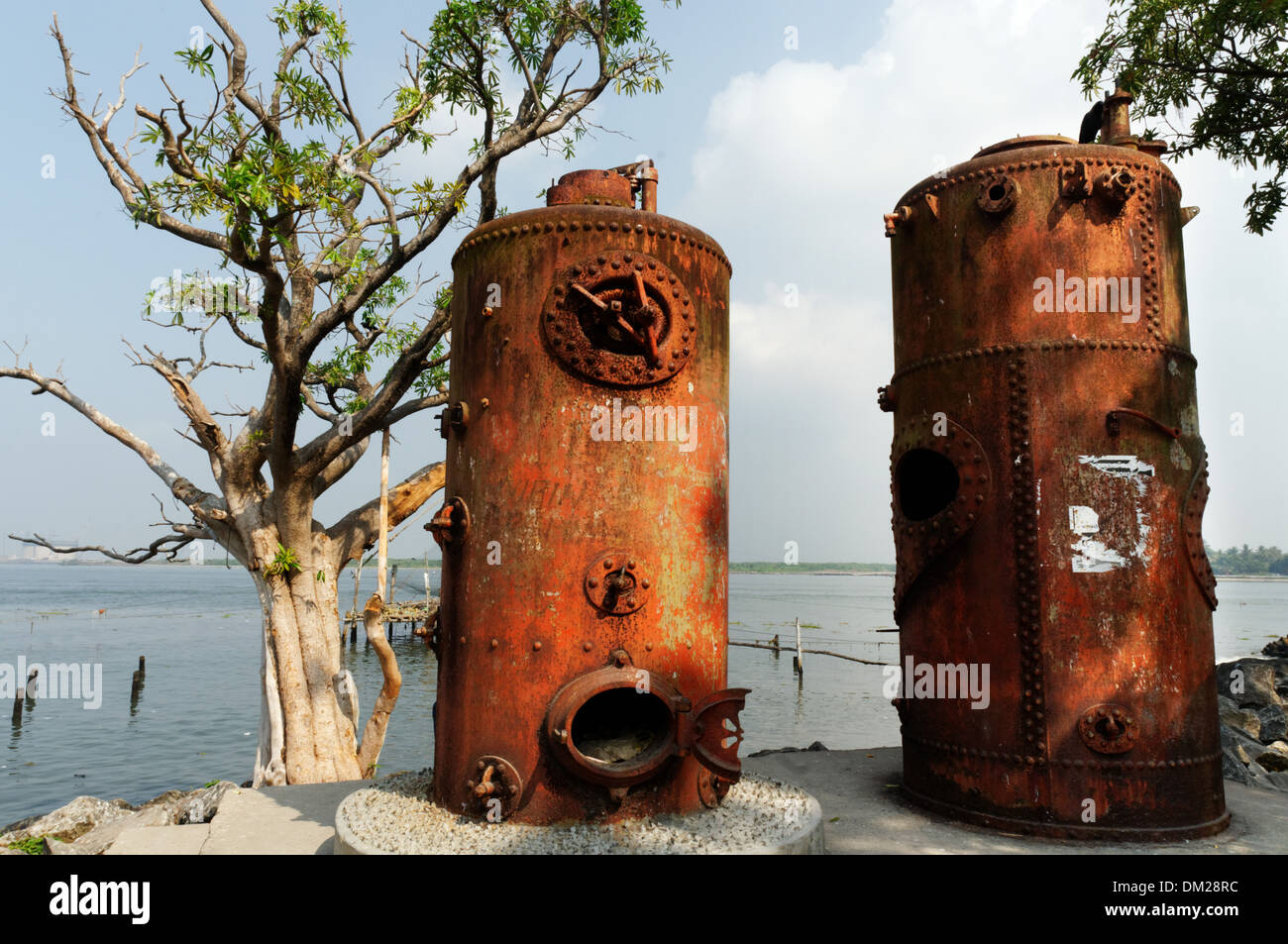 https://c8.alamy.com/compes/dm28rc/calderas-de-agua-antiguos-utilizados-como-decoracion-en-el-paseo-maritimo-de-kochin-en-el-sur-de-la-india-dm28rc.jpg