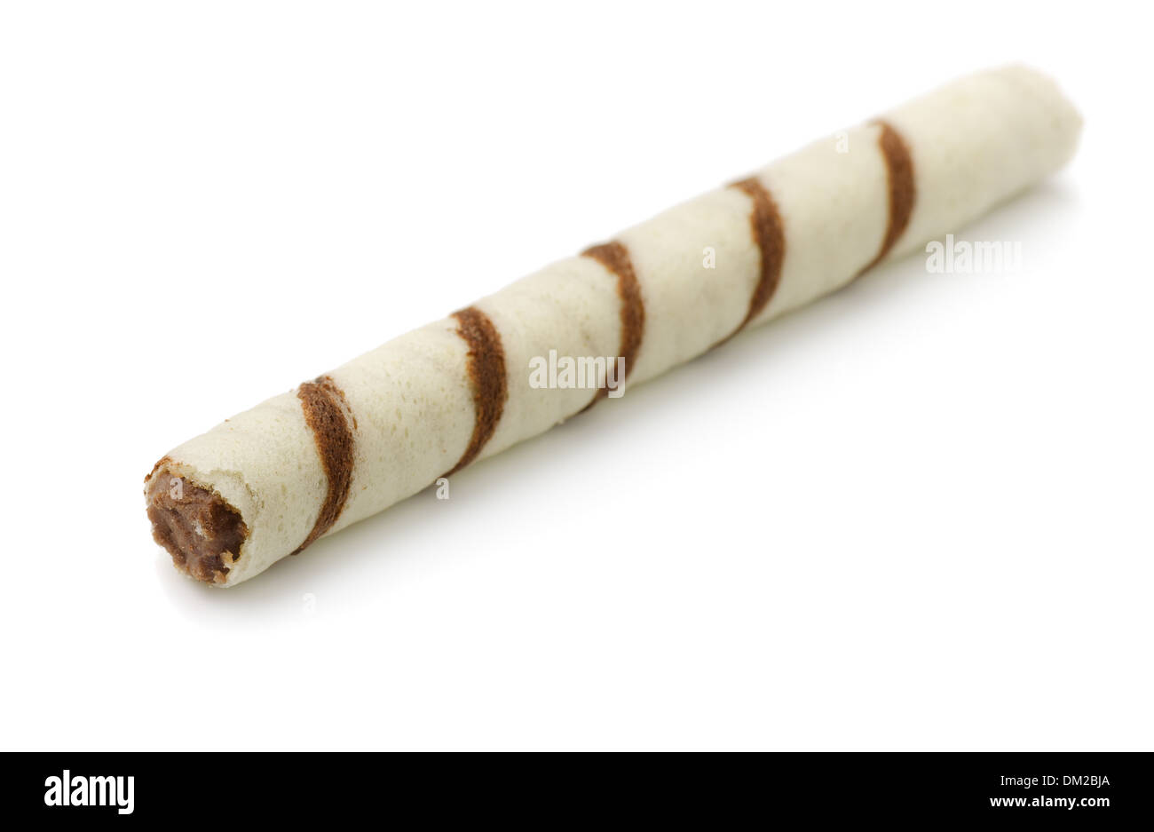 Solo rollo waffle lleno con chocolate aislado en blanco Foto de stock