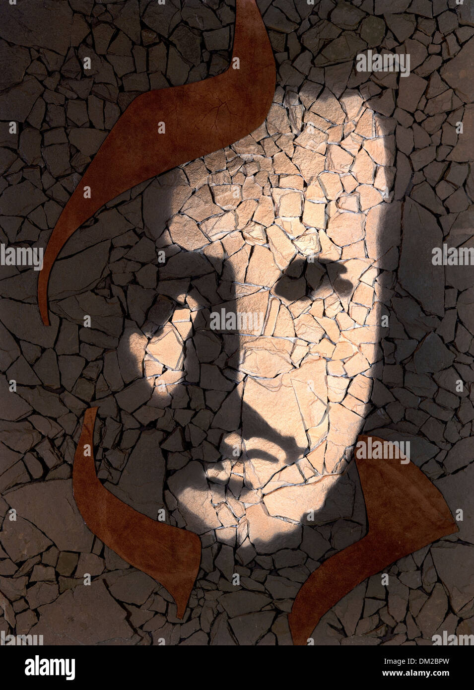 Foto hecha por mí mostrando un rostro masculino pintado sobre piezas de piedra fragmentada Foto de stock
