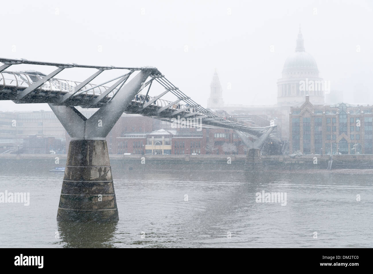 La nieve cae en el Puente del Milenio y la Catedral de San Pablo, Londres, Inglaterra, Reino Unido. Foto de stock
