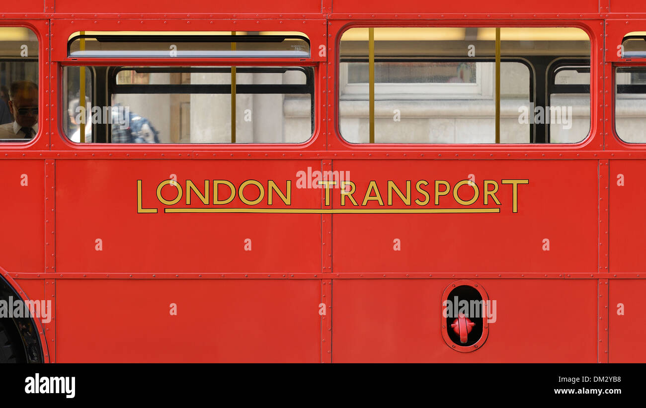 Signo del Transporte de Londres en el lateral de un autobús de dos pisos Routemaster, Londres, Reino Unido. Foto de stock