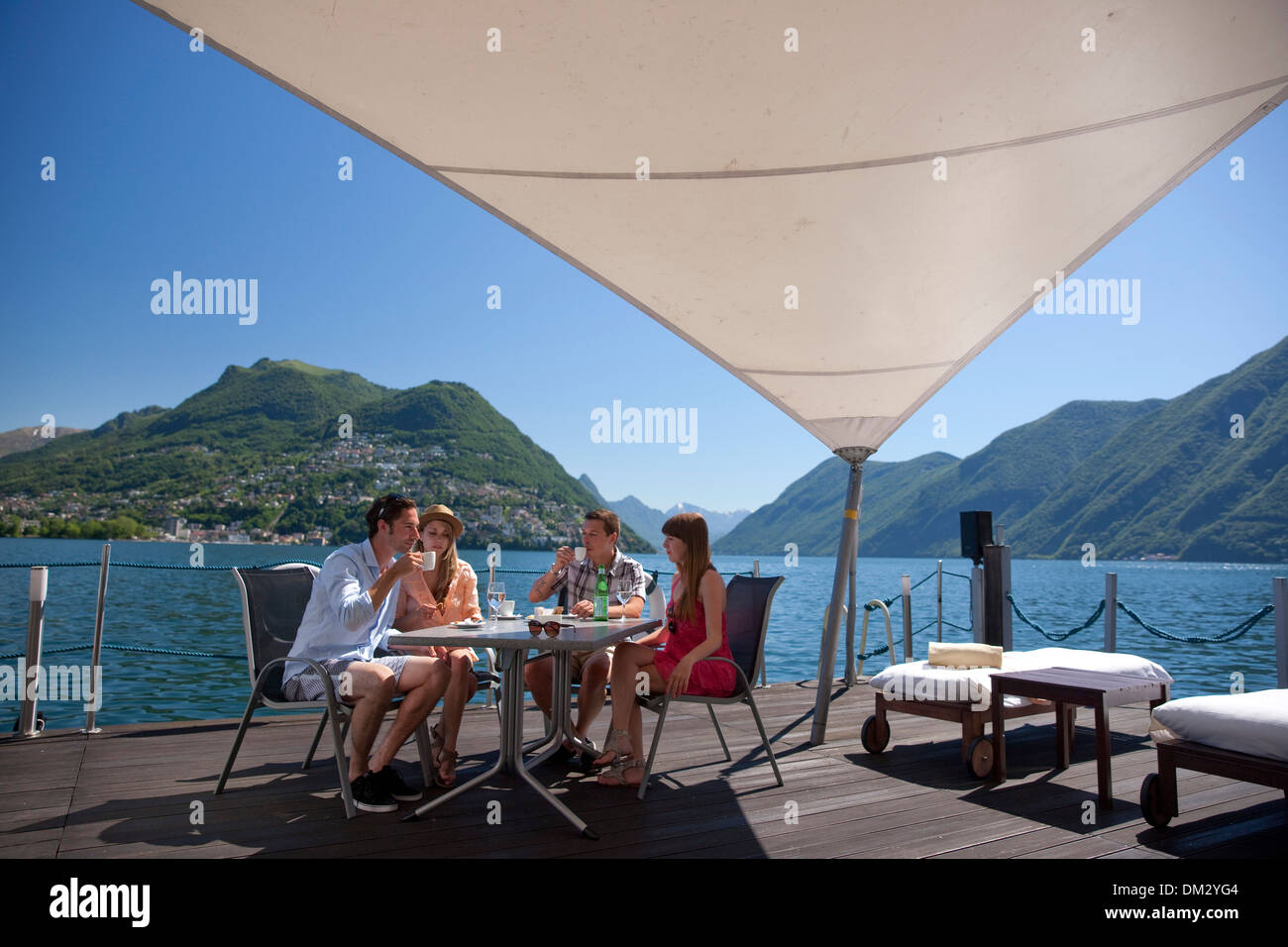 Suiza Europa Paradiso grupo mujer hombre pareja Parejas lago Lugano, Monte Bre el lago de Canton Ticino TI Sur de Suiza Foto de stock