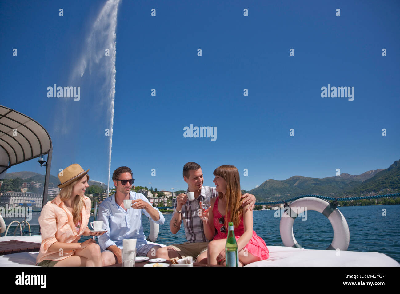 Suiza Europa Paradiso grupo mujer hombre pareja Parejas lago Lugano, Monte Bre el lago de Canton Ticino TI Sur de Suiza Foto de stock