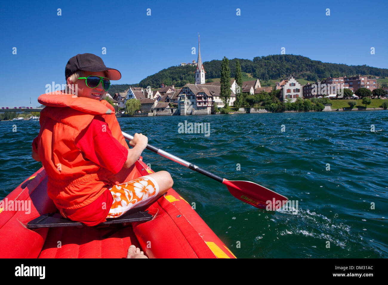 Suiza Europa cantón Schaffhausen SH Stein am Rhein barco barco agua chalupas sport boat canoa balsa salvavidas balsa de goma Foto de stock