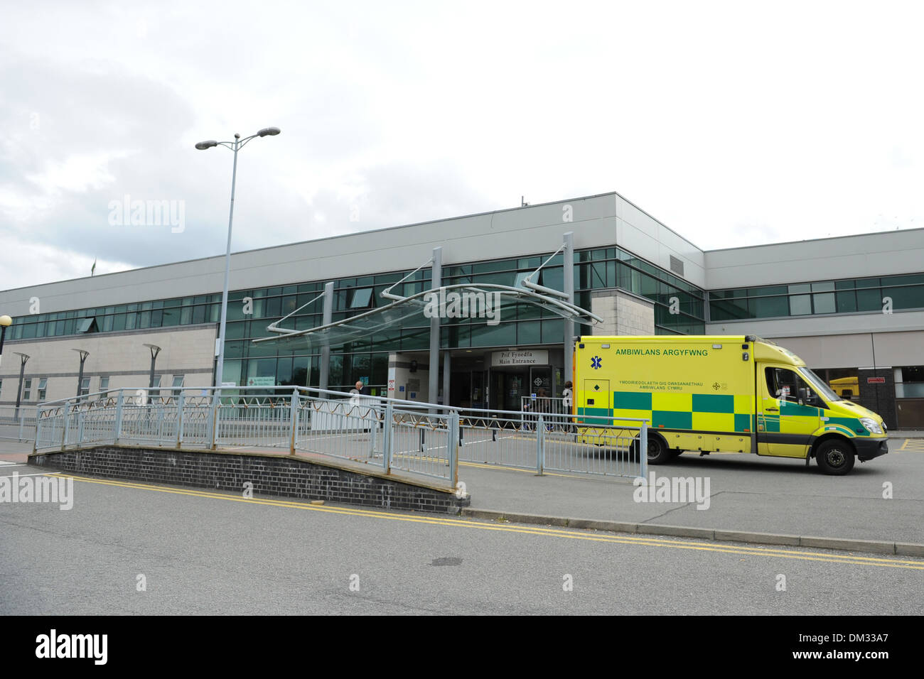 Hospital Ysbyty Gwynedd en Bangor Foto de stock