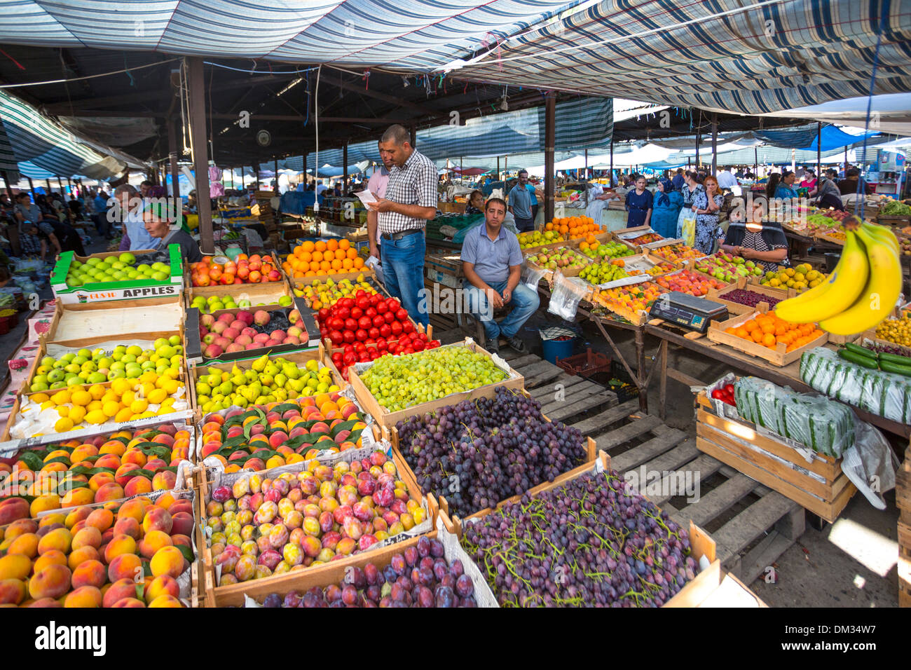 Azerbaiyán, Cáucaso, Eurasia Qakh, ciudad, frutas locales, mercado, tienda Foto de stock