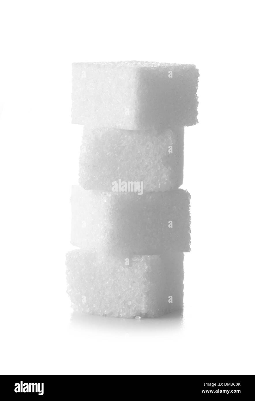 Pila de cubos de azúcar recortadas sobre fondo blanco. Foto de stock