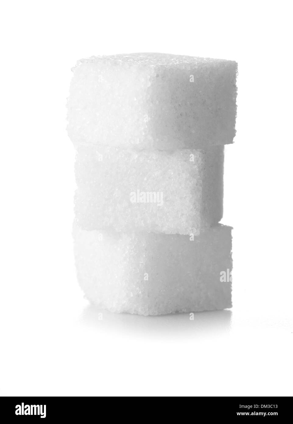Pila de cubos de azúcar recortadas sobre fondo blanco. Foto de stock