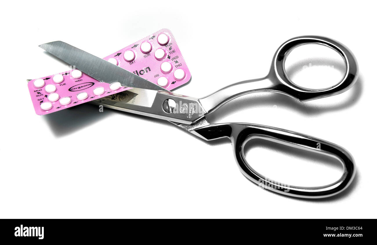 Tijeras de corte paquete de píldoras anticonceptivas recortadas sobre fondo blanco. Foto de stock