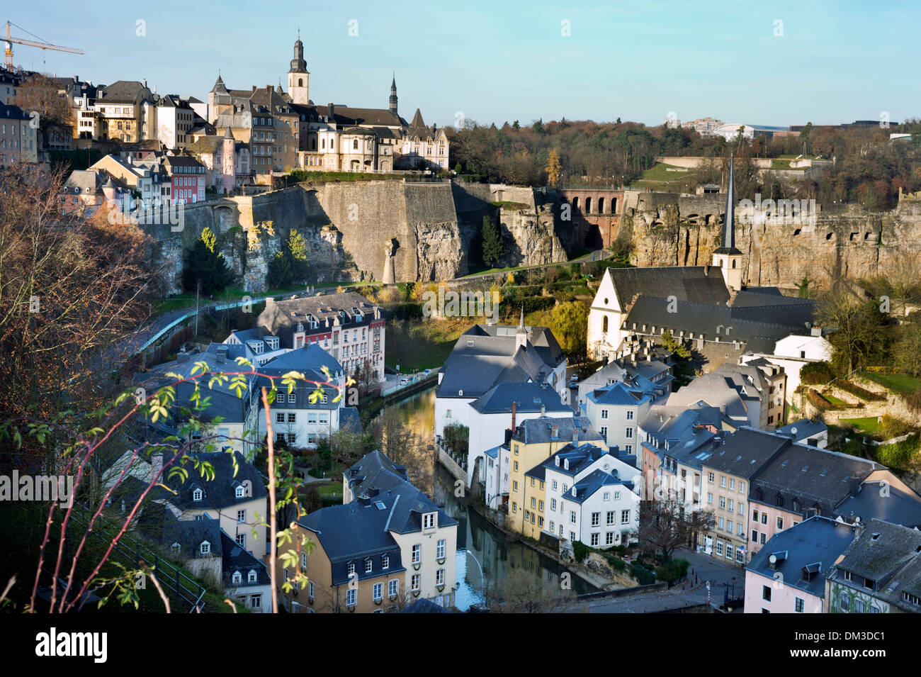 El Grund trimestre de la ciudad de Luxemburgo, con las antiguas fortificaciones y las iglesias de San Miguel y Jean du Grund Foto de stock