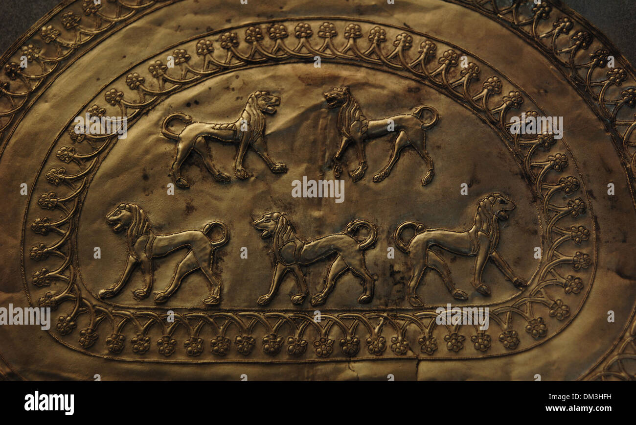 Arte etrusco de Italia. Gran fíbula de oro decorado con leones. Tumba Regolini-Galassi. Necrópolis del Sorbo. Detalle VII A.C. Foto de stock