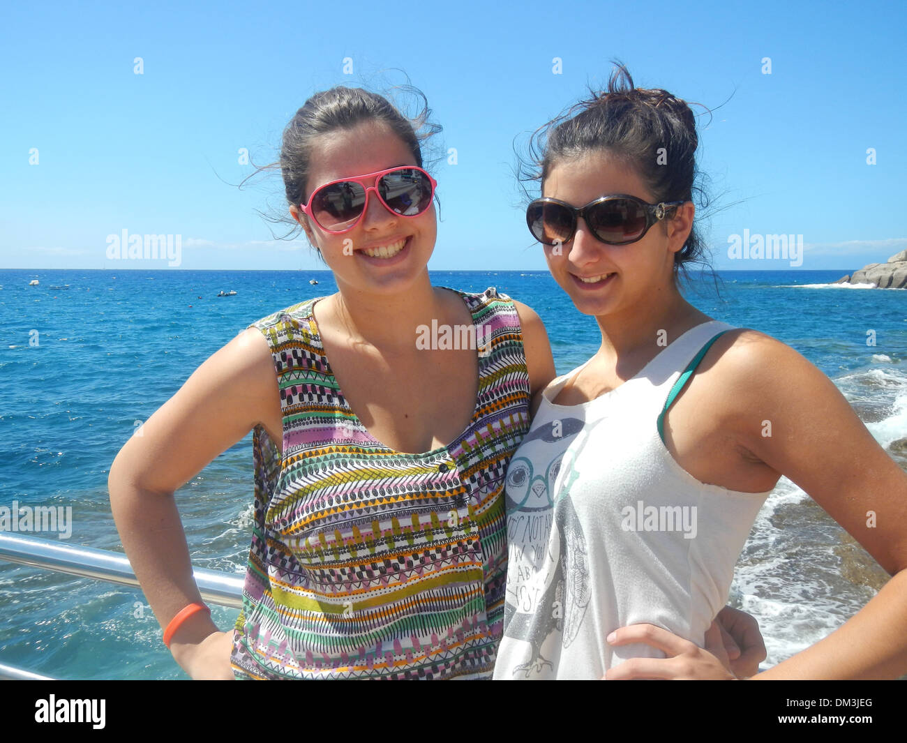Mujer, niña, adolescente, mar, Tenerife, Islas Canarias, España, Europa,  gafas de sol, mujeres, dos, reír Fotografía de stock - Alamy