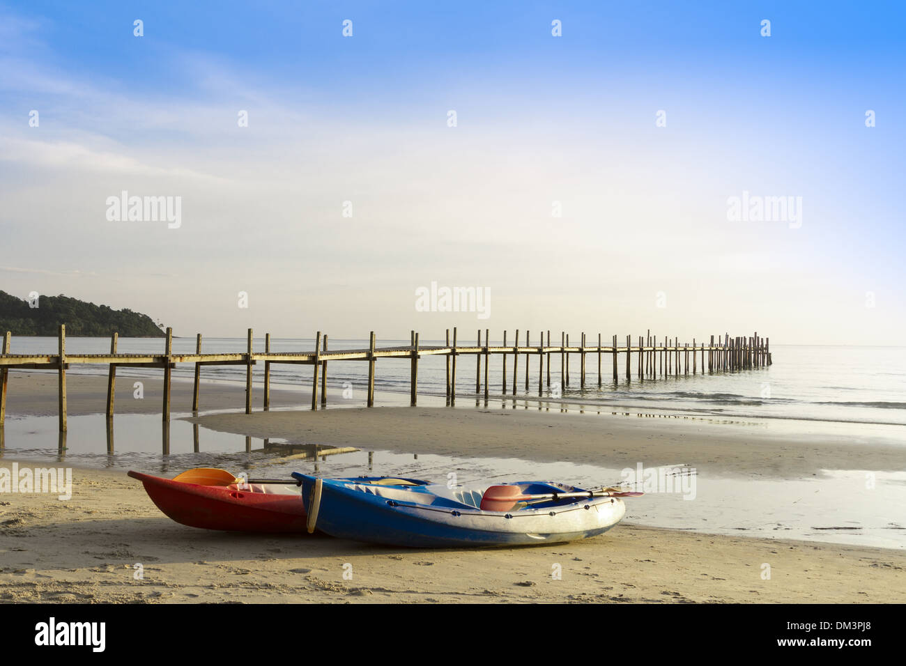 Dos coloridos Kayak en la playa Foto de stock