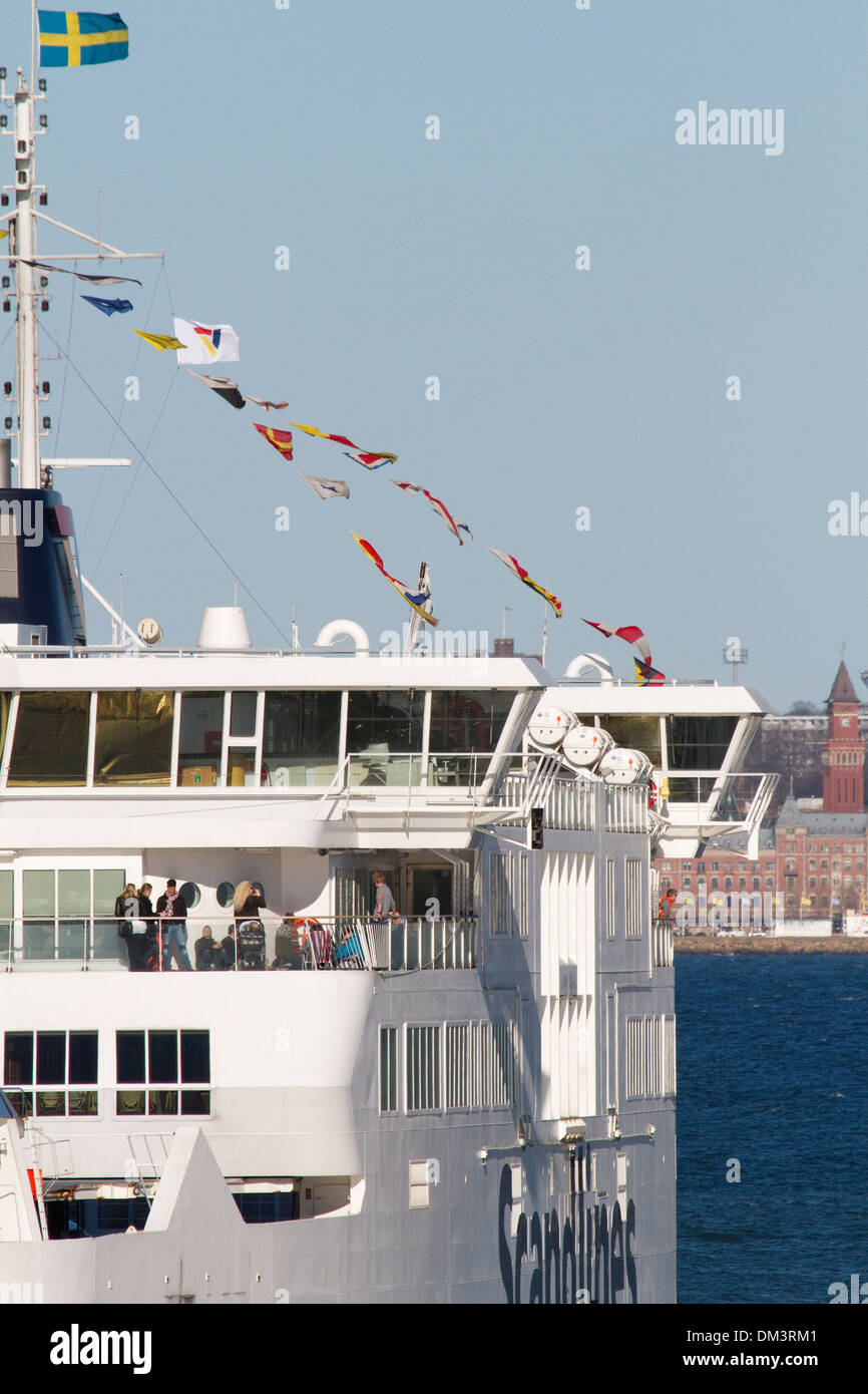 Las escenas de la operación ferry entre Elsinor y Helsingborg cruza el estrecho de Sund. Foto de stock