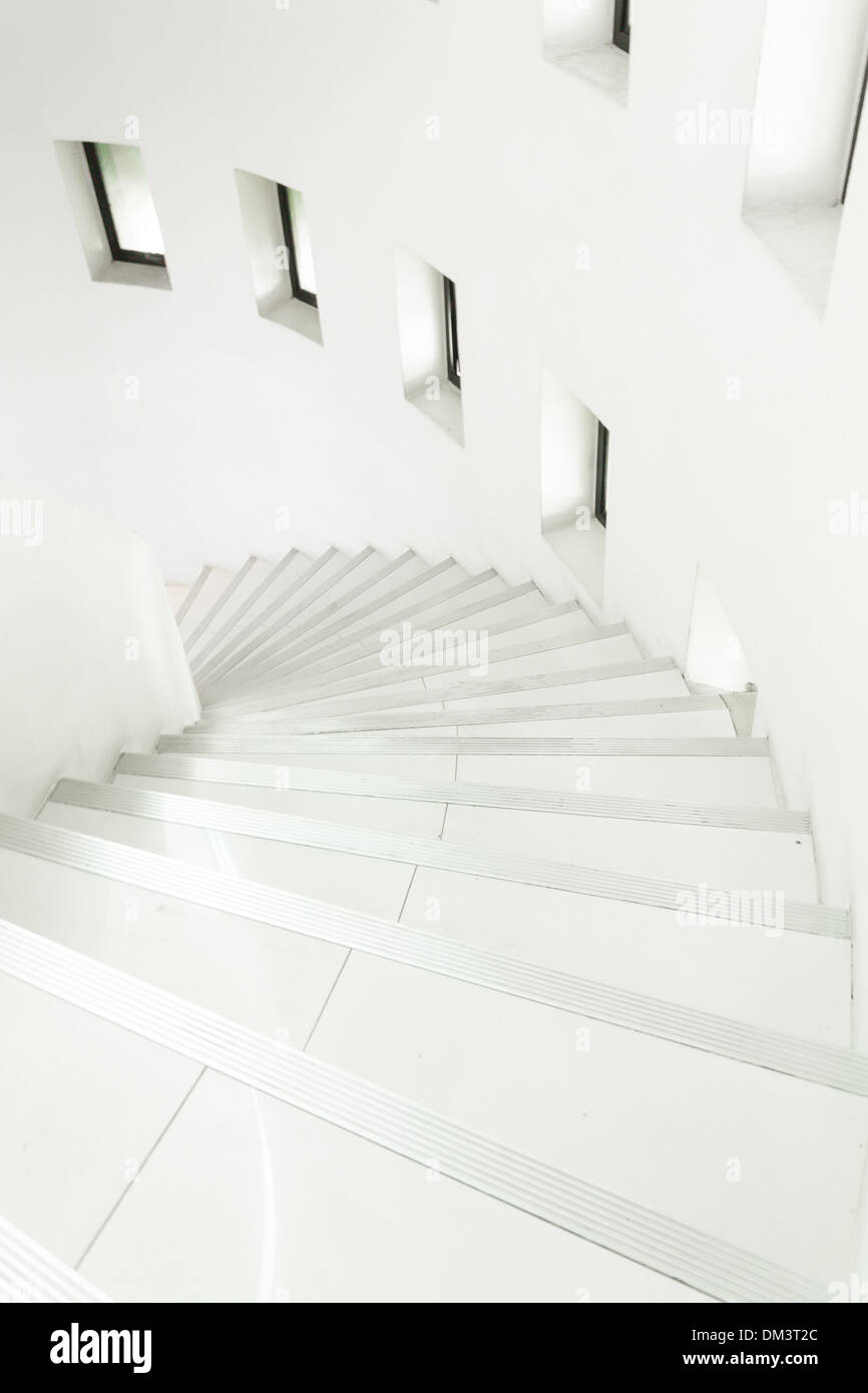Escalera espiral blanca de hormigón y cristal Foto de stock