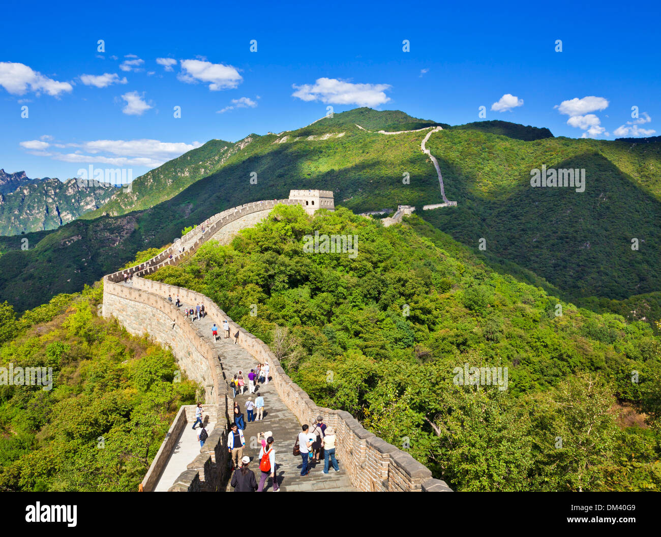 Los turistas que visitan la Gran Muralla de China, Sitio del Patrimonio Mundial de la UNESCO, Mutianyu, distrito de Beijing, China, Asia Foto de stock