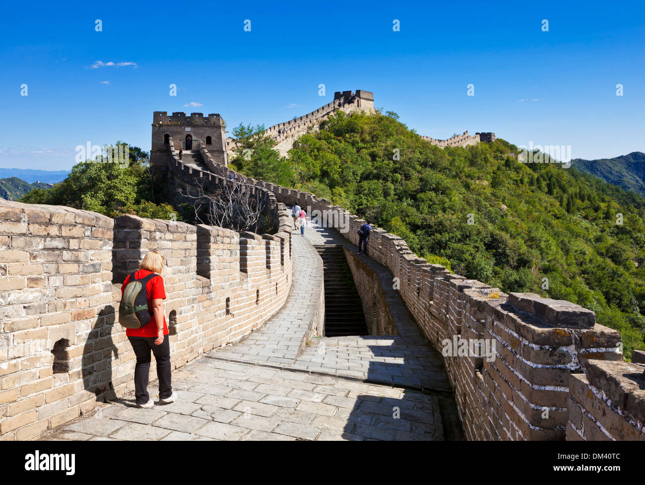 Mujer turista caminar por la Gran Muralla de China, Sitio del Patrimonio Mundial de la UNESCO, Mutianyu, distrito de Beijing, China, Asia Foto de stock