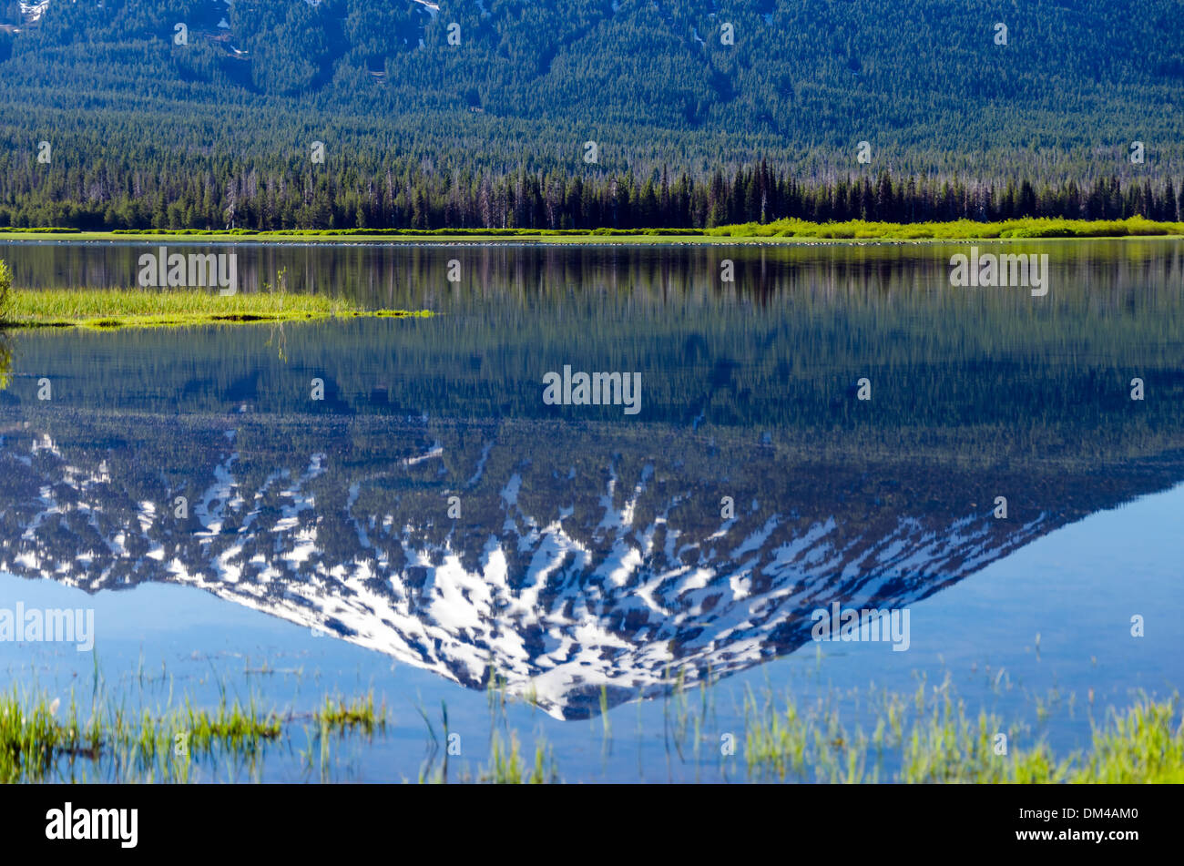 Reflejo de Mount Bachelor en chispas, cerca de lago de doblar en Oregon Central Foto de stock