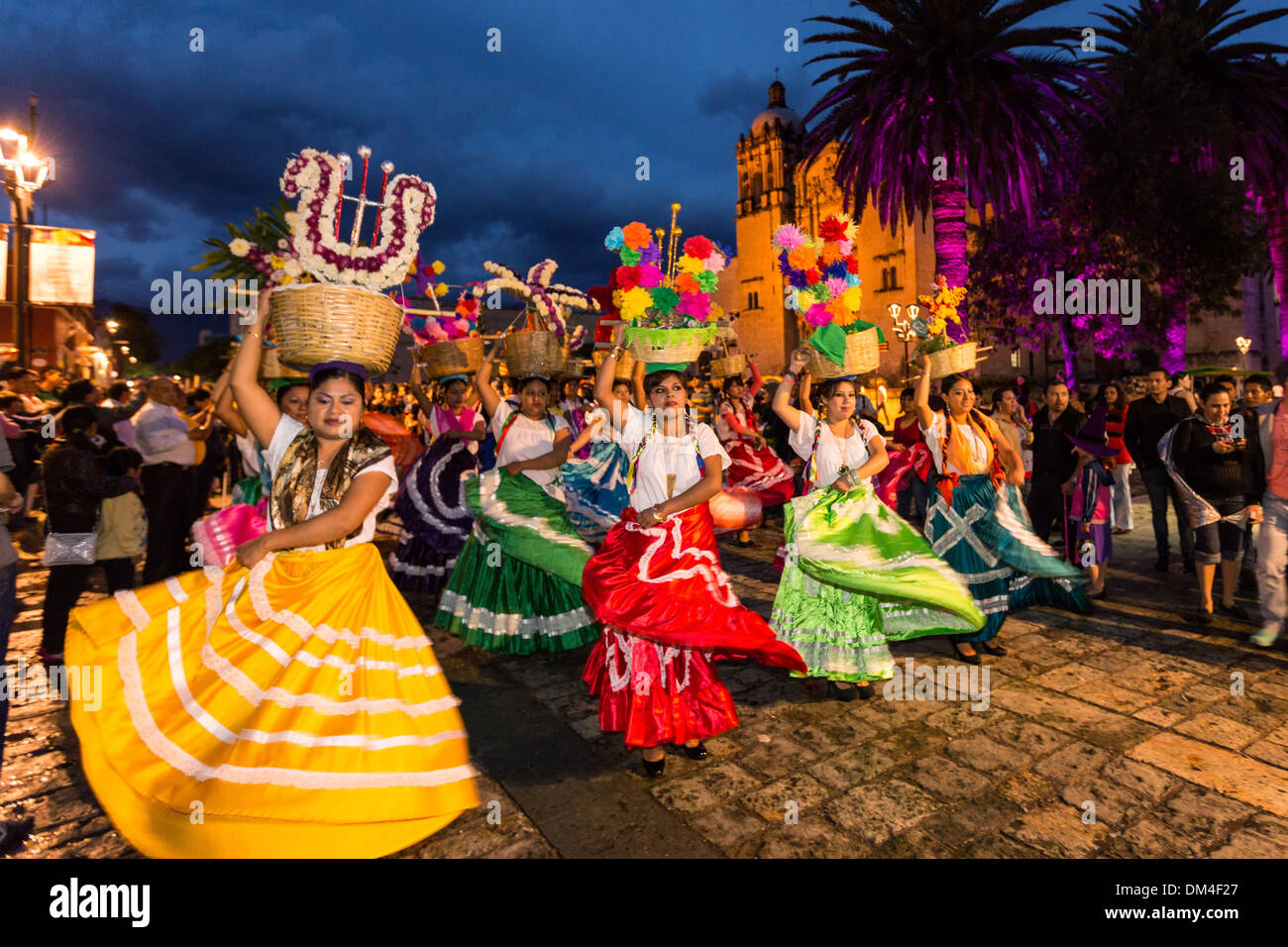 Las mujeres jóvenes vestidas en trajes tradicionales comparsas desfilan Las mujeres jóvenes vestidas en trajes tradicionales comparsas desfilan
