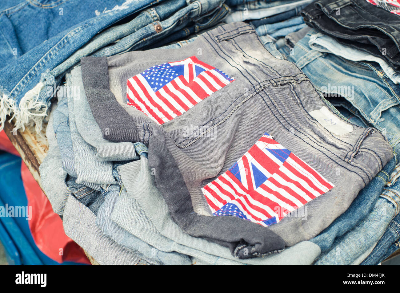 La moda en pantalones cortos con la bandera de Inglaterra y los Estados  Unidos sobre la calle de bangkok Fotografía de stock - Alamy