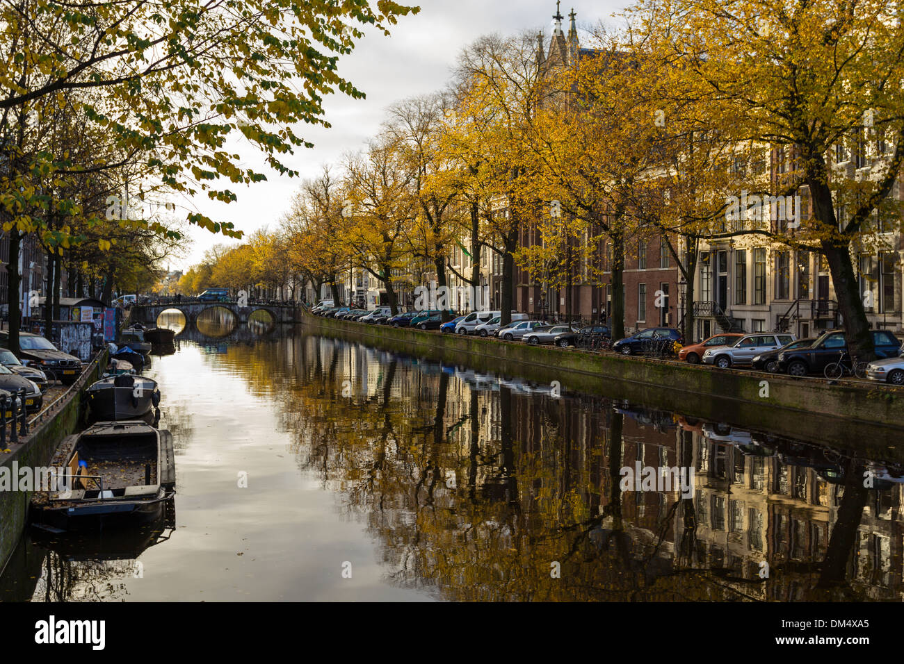 Arbolada canal holandés en Amsterdam Holanda y el otoño las hojas de color Foto de stock