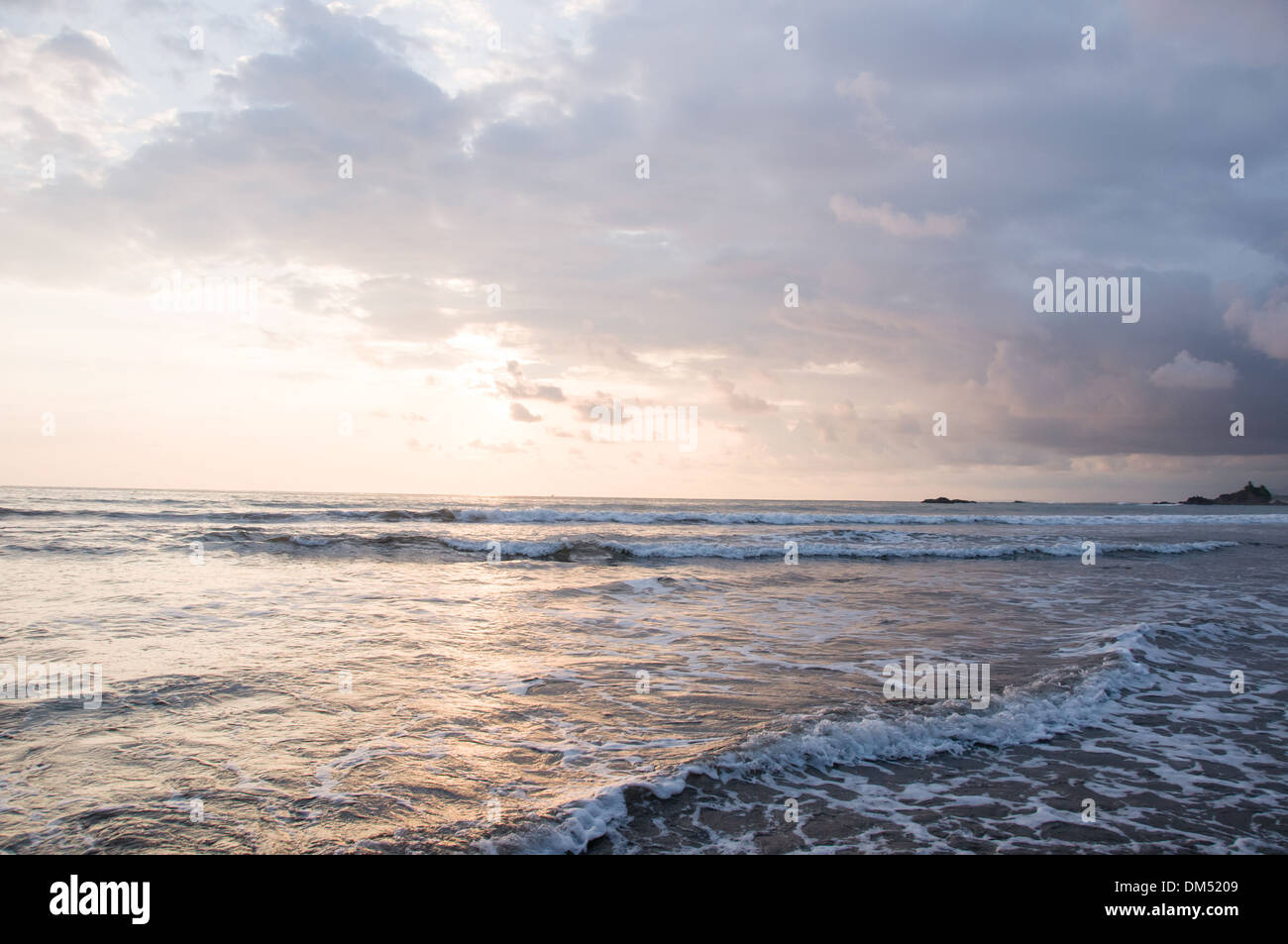 Playa dominical costa rica fotografías e imágenes de alta resolución