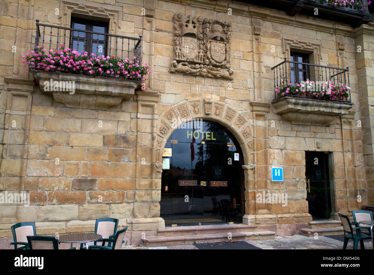El exterior del hotel en Santillana del Mar, Cantabria, España. Foto de stock