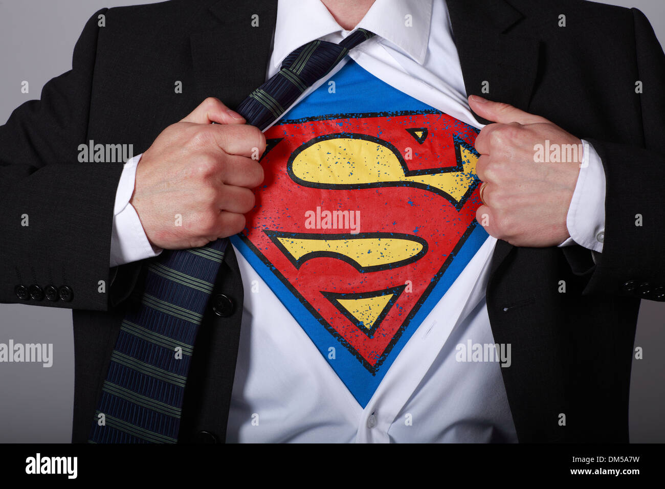 Hombre de negocios tira camiseta Superman camiseta aparte mostrando bajo  Fotografía de stock - Alamy