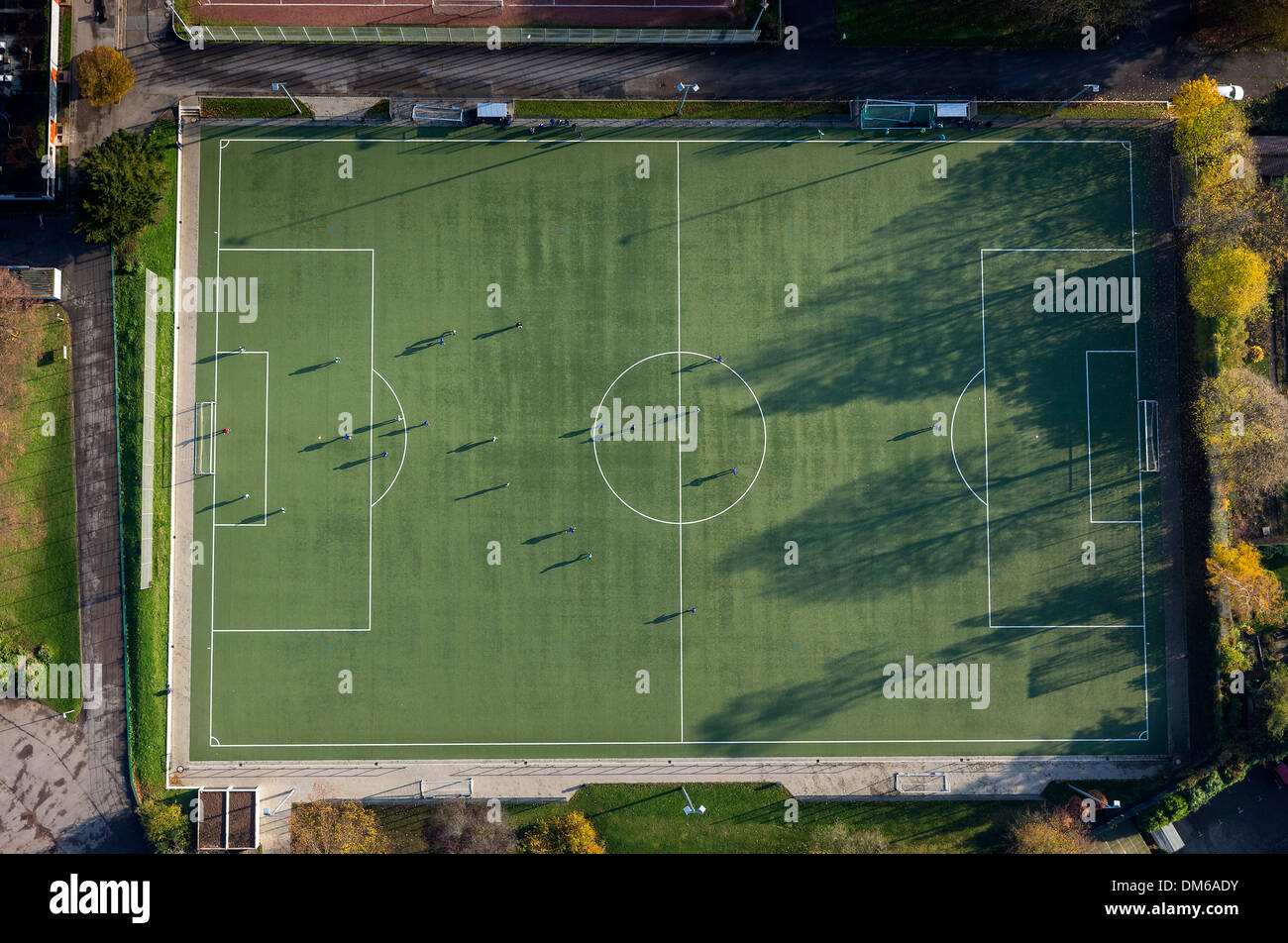 Vista aérea, campo de fútbol con césped artificial, Mülheim an der Ruhr, área de Ruhr, Renania del Norte-Westfalia, Alemania Foto de stock