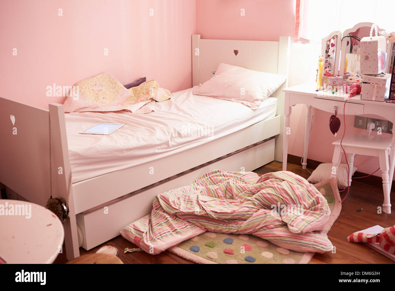 Vacío y desordenado dormitorio infantil Foto de stock