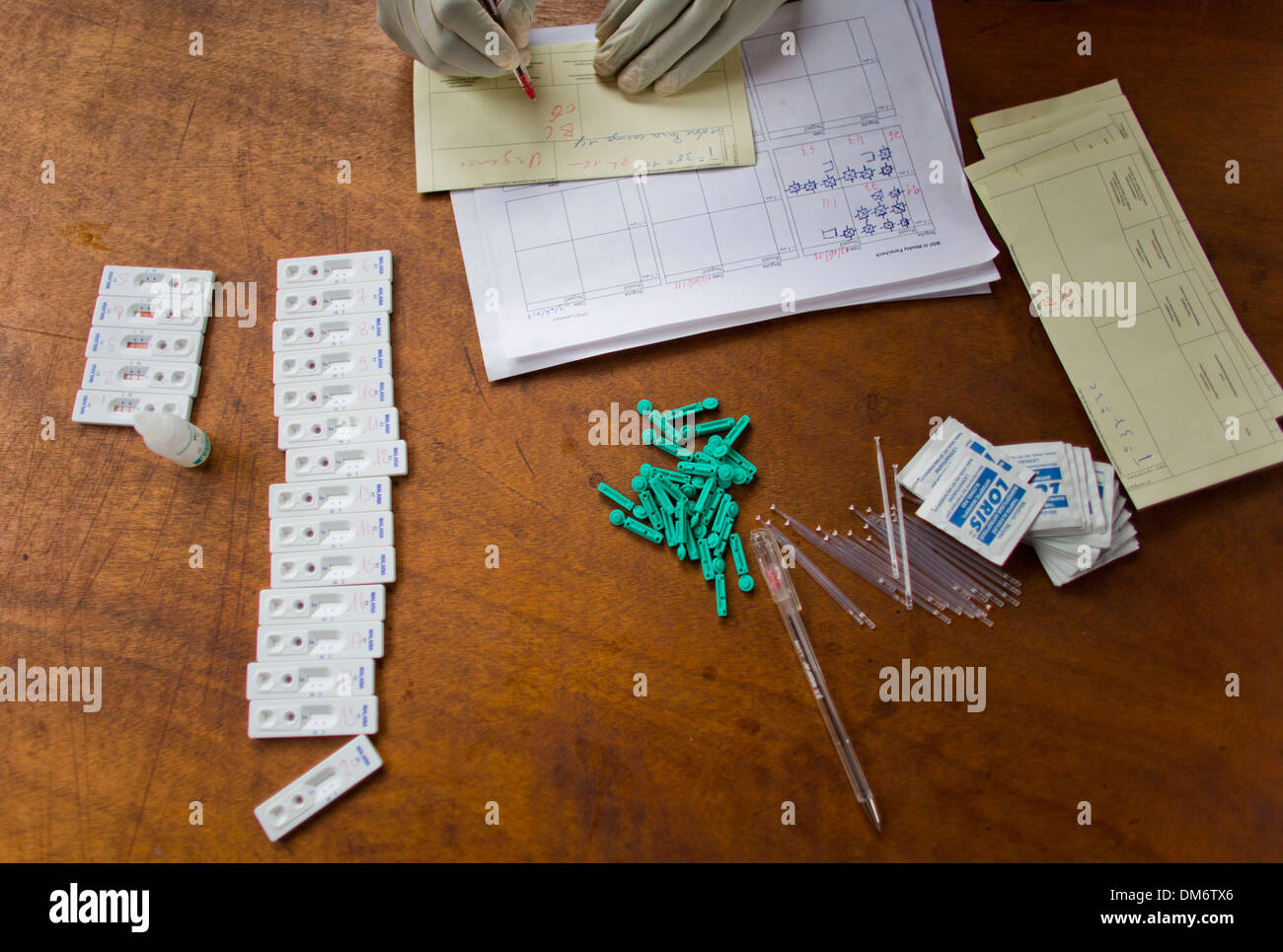 La clínica móvil de MSF en República Centroafricana tratando a las personas de la malaria Foto de stock