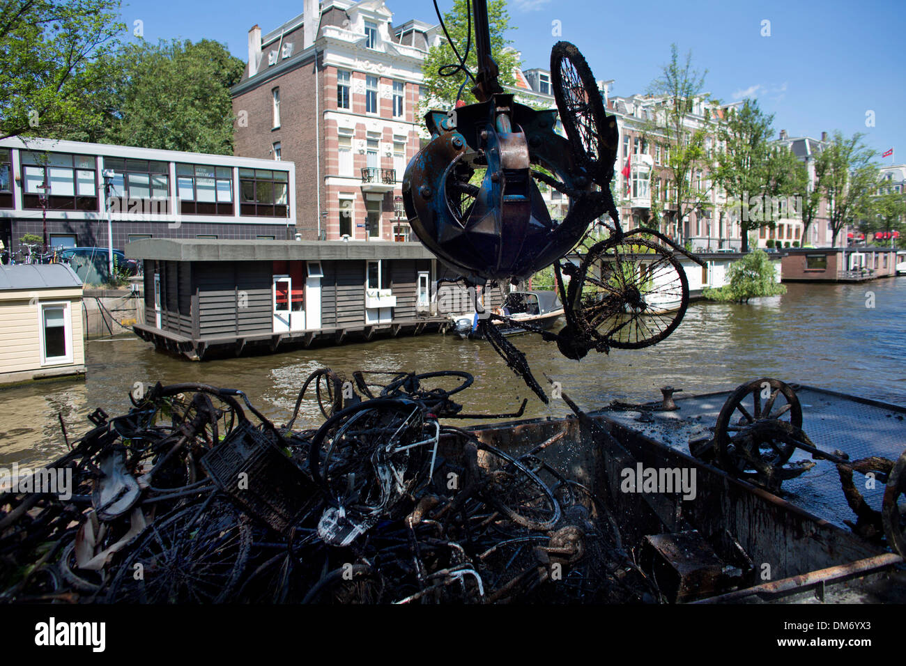 Amsterdam canal cleaning fotografías e imágenes de alta resolución Alamy