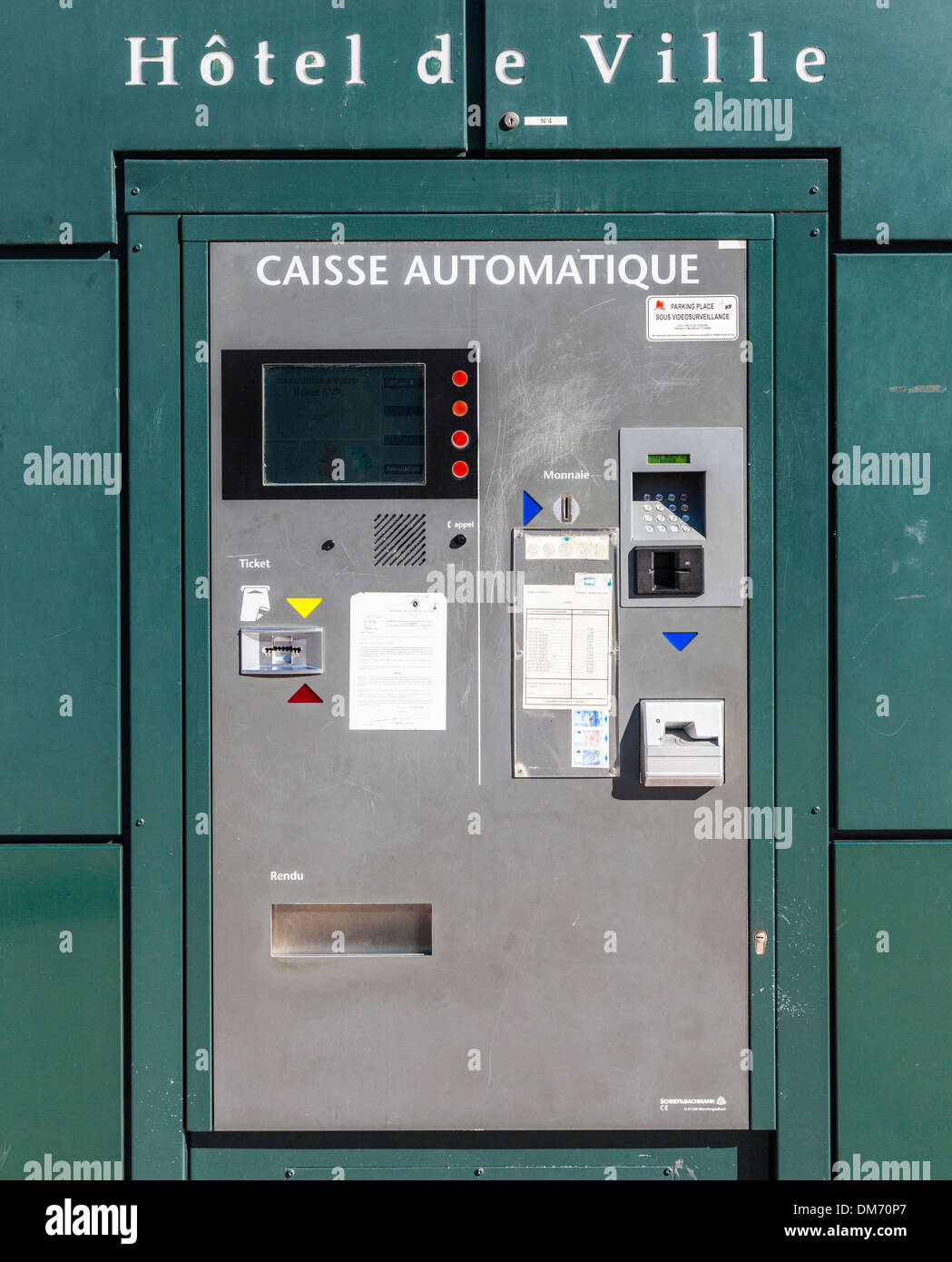 Máquina dispensadora de efectivo (ATM) en Annecy, Savoie, Francia Foto de stock