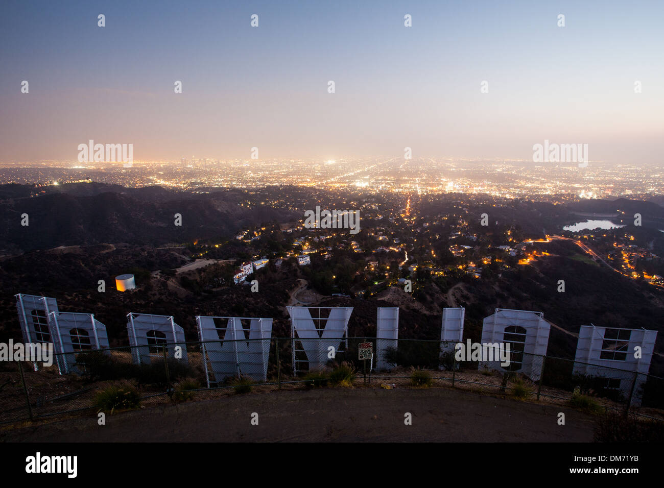 La vista sobre el letrero de Hollywood en la noche en Los Angeles, California, EE.UU. Foto de stock