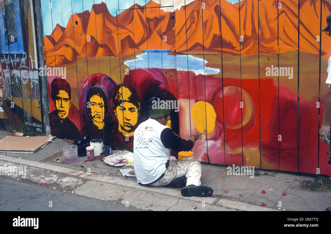 Nosotros en San Francisco. Un hombre trabaja en un mural Foto de stock