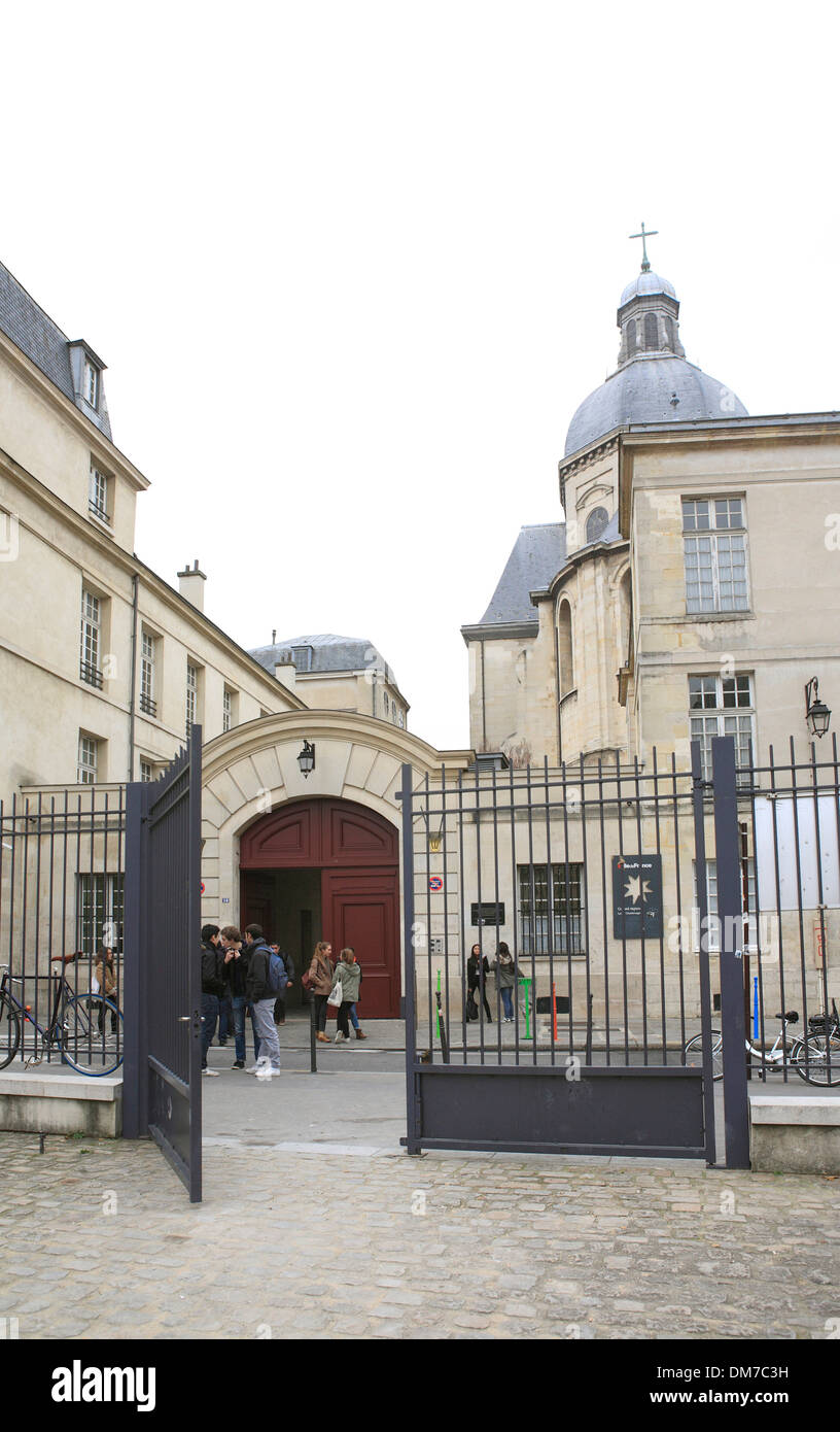 El portón y la entrada a la escuela lycee charlemagne. París, Francia, Europa Foto de stock