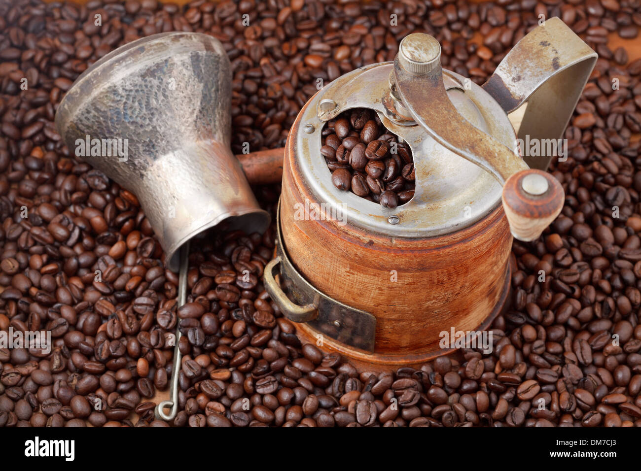 Cafetera con granos tostados café molido fotografía publicitaria  profesional