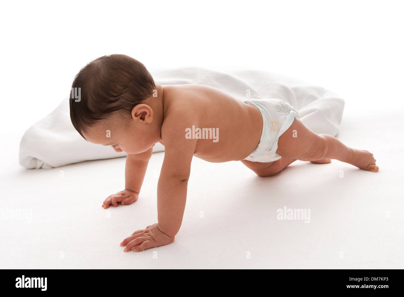 Baby Boy es realizar flexiones sobre fondo blanco. Foto de stock