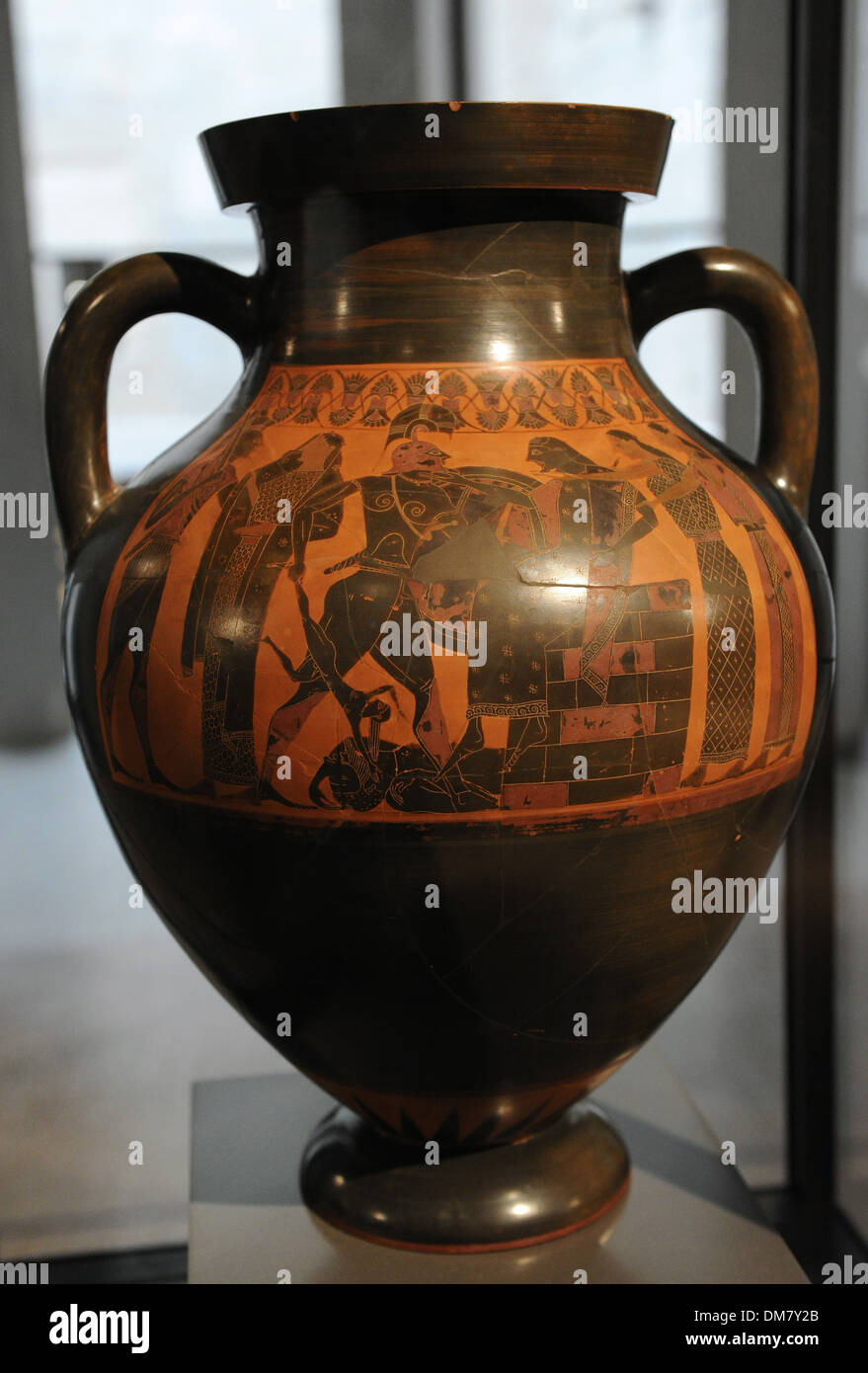Buhardilla amphora con escenas de la guerra de Troya. Matar Neoptolemus Príamo y Aquiles persiguiendo Troilo y Polyxena. 550-540 A.C. Foto de stock